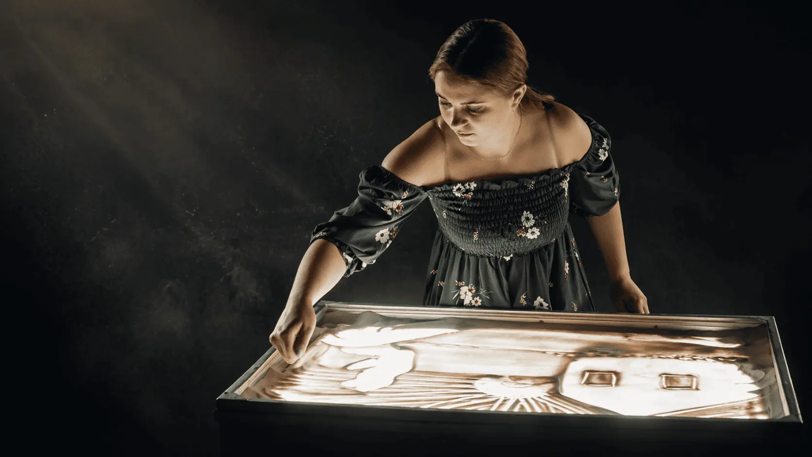 Художница Magic Iris за работой над песочной анимацией